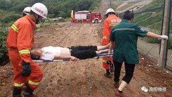 泥泞路视频,车辆穿梭的艰难历程